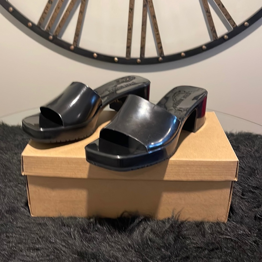 Black jelly pop sandals.
